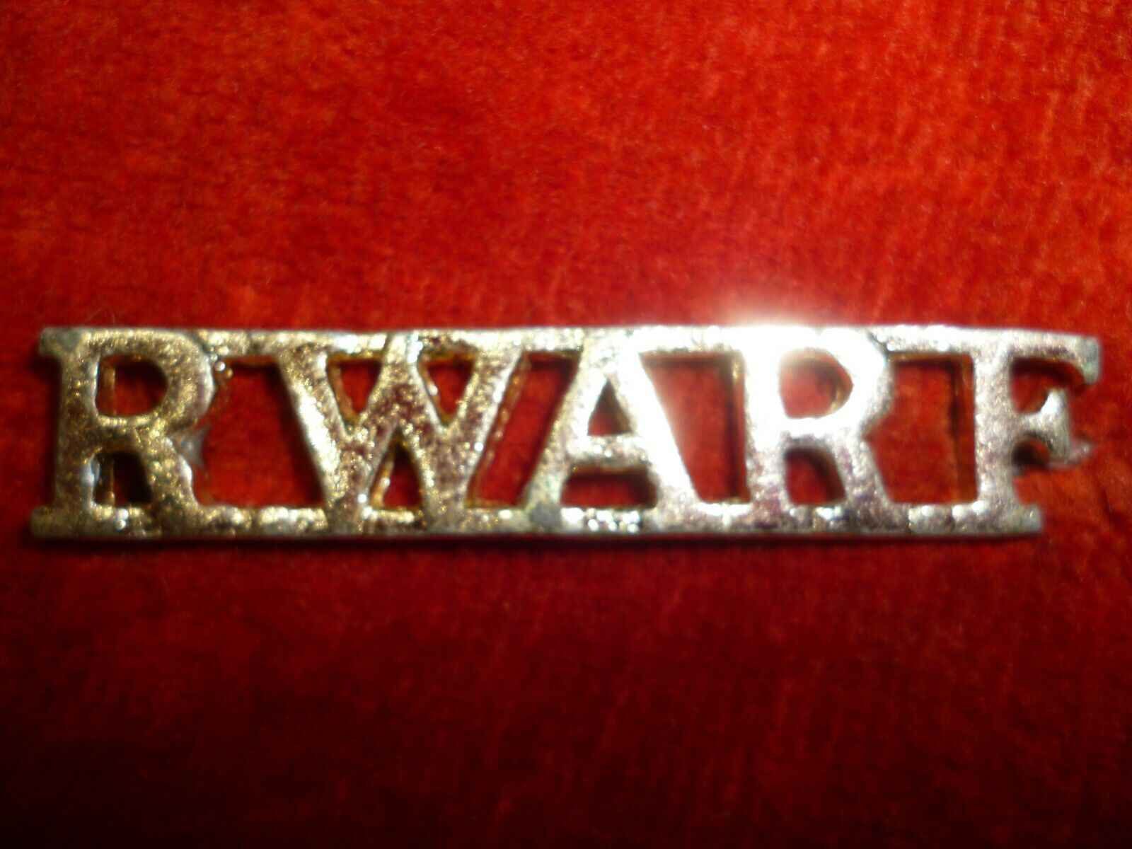 R.war.f Royal Warwickshire Fusiliers Staybright Shoulder Title Badge